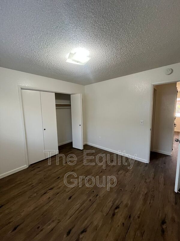 Building Photo - 138 S Peppertree St