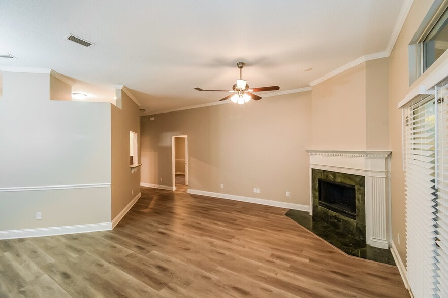 Building Photo - 8233 Lakemont Dr