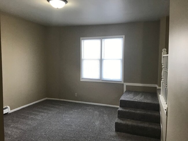 Building Photo - 812 E 7th St