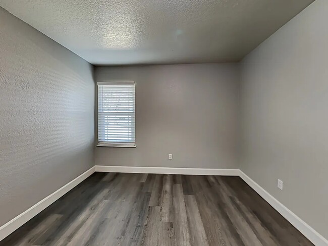 Building Photo - 6078 Kingwood Cir