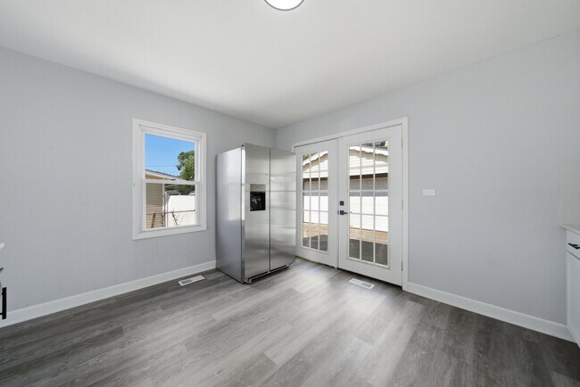 Building Photo - 407 Laurel Ave