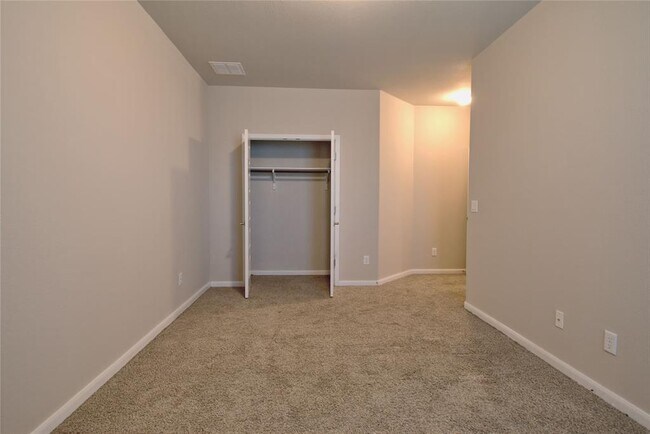 Building Photo - 504 Hummingbird Ln