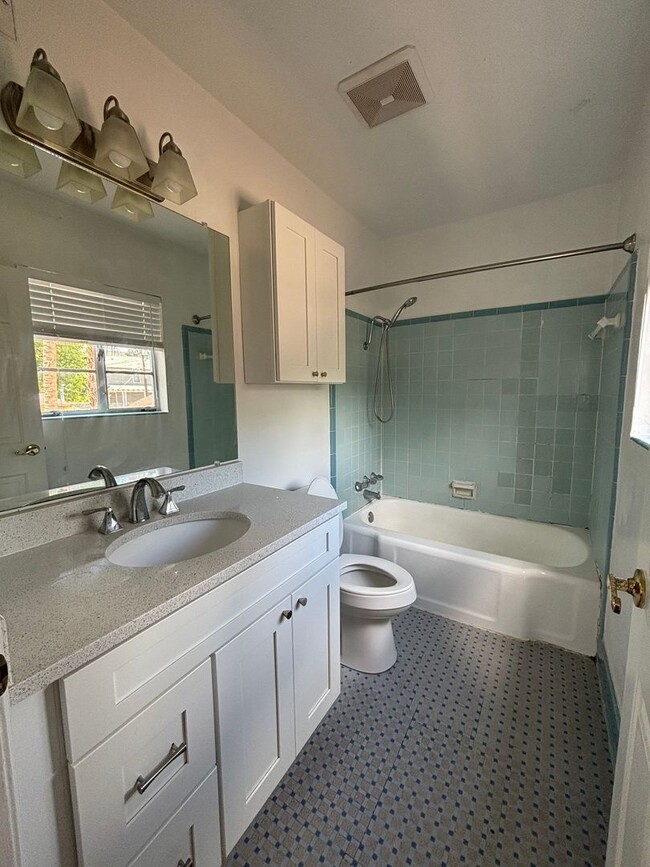 Building Photo - R1026 University Heights