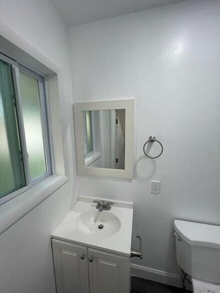 Building Photo - 3890 Lakewood Rd