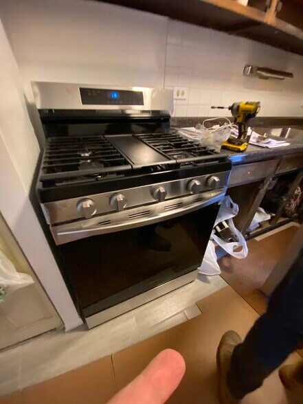 New stove. - 515 W Wrightwood Ave