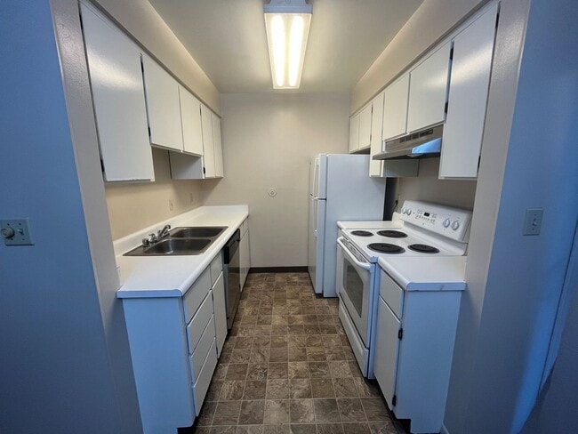 Building Photo - Fremont condo has nice recent upgrades!