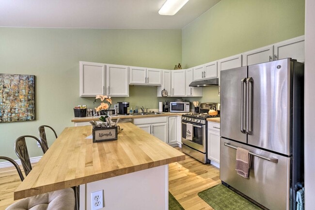 Building Photo - 2432 Glacier St