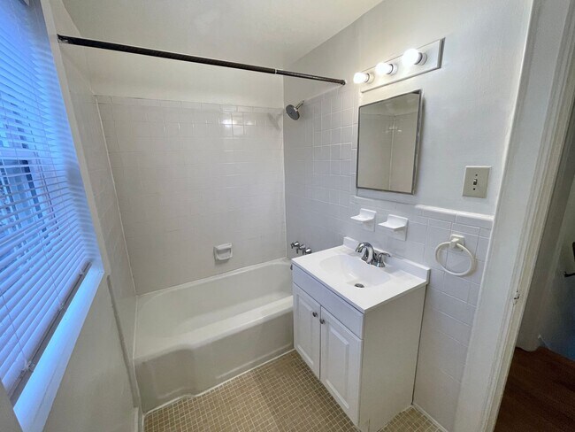 Building Photo - One-Bedroom, One Bath Townhouse at Spring Garden/Lindell Duplex