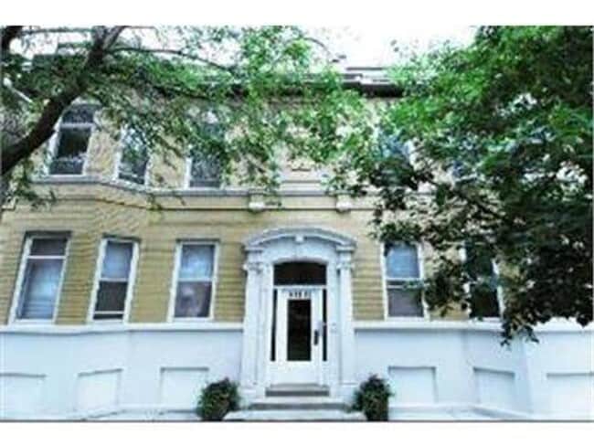 Primary Photo - Available Aug 1st! Spacious top-floor 2bed...