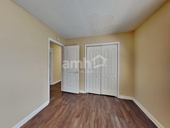 Building Photo - 1319 Vine Cir