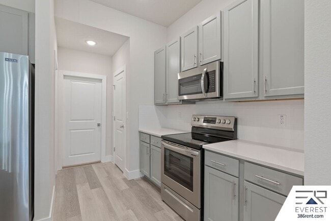 Building Photo - FULLY FENCED, LIKE NEW 3/2/2 IN PINE LAKES