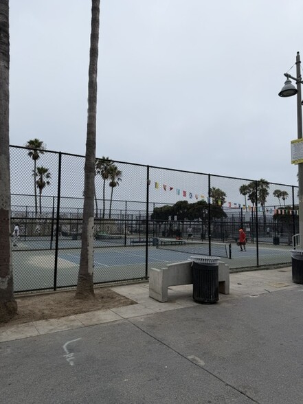 Steps from Venice Paddle Courts - 11 20th Ave