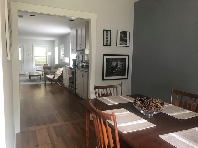 Building Photo - Hyde Park gem with Casita!!!