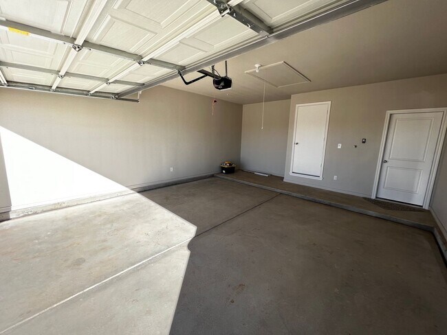 Building Photo - Preleasing for June 10th in Burgamy Park
