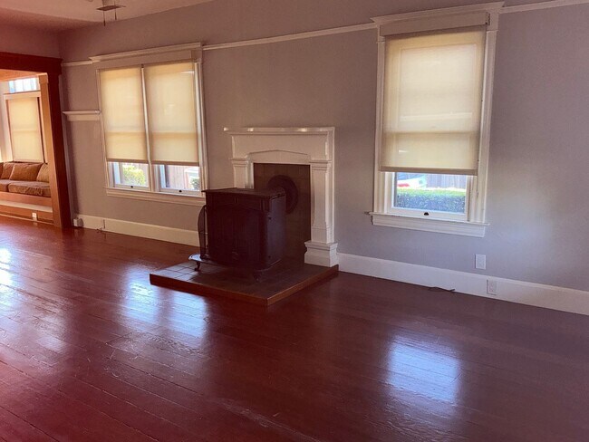 Building Photo - 271 S Grand St