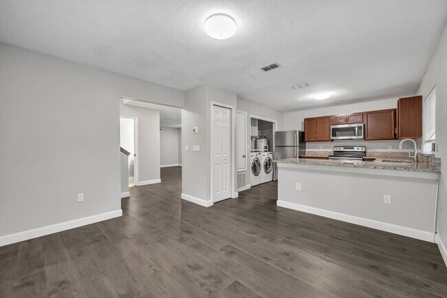 Building Photo - "Spacious 3-Bed, 3-Bath Townhouse with Elegant Hardwood Floors in Ocoee!"