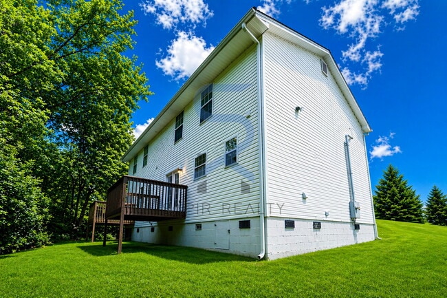 Building Photo - Pet-Friendly Living in Pinedale – 3BR/2.5BA Ready for You