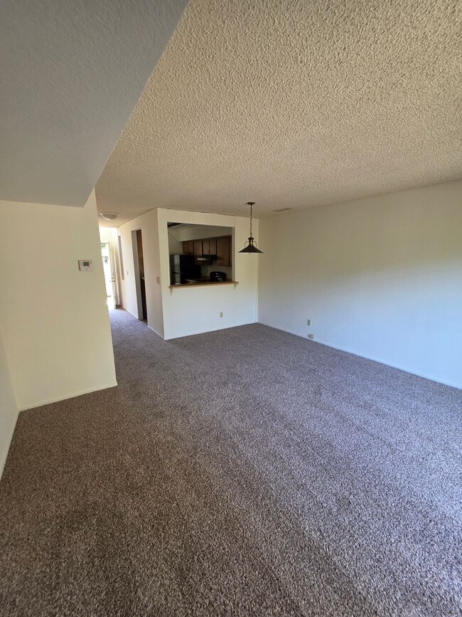 Building Photo - Charming 2-Bedroom Condominium with Scenic...