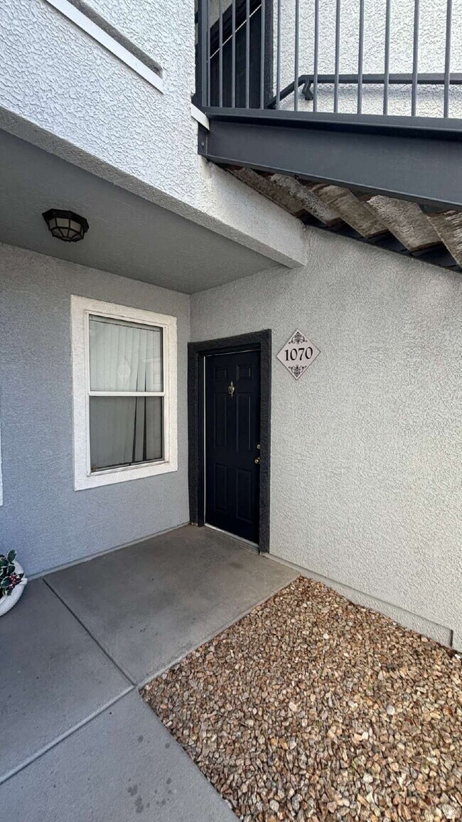 Building Photo - 1 Bed 1 Bath with ALL Appliances