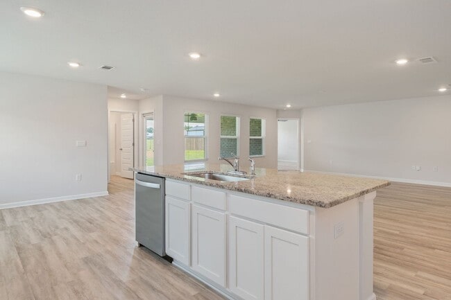 Building Photo - AVAILABLE NOW | BEAUTIFUL 5 BEDROOM, 3 BATH HOME IN MILTON WITH LARGE BACK YARD