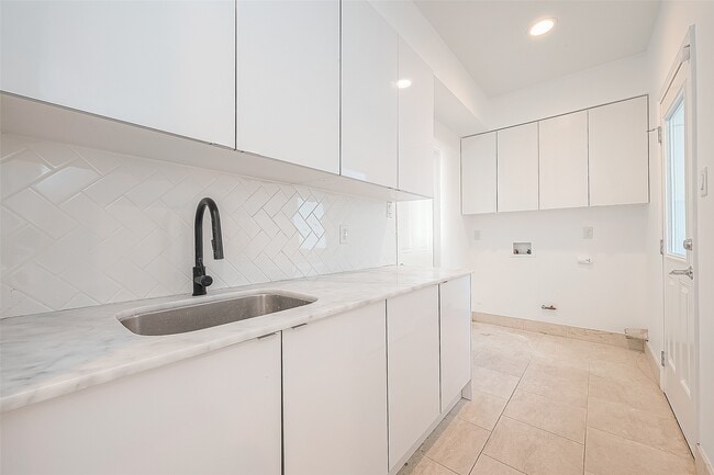 Building Photo - 161 Sage Rd