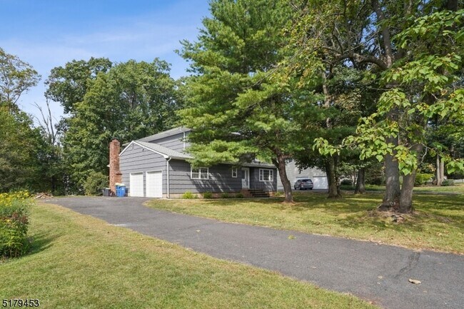 Building Photo - 4 Fern Ct