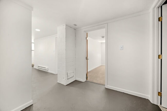 Building Photo - Two Bed 2 Bath Single Family Home Close to...