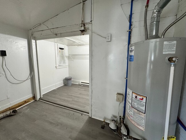 Building Photo - 2 Bedroom House