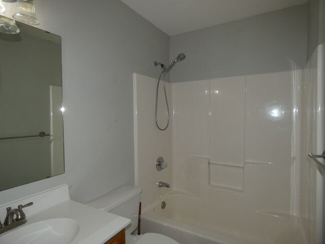 Building Photo - Spacious 3-Bedroom Home