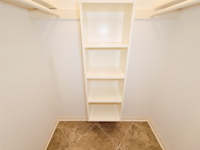Building Photo - 2115 Forest Oaks Dr