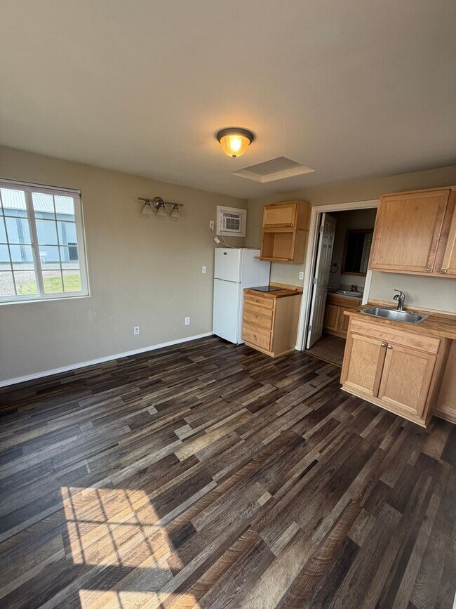 Building Photo - 1228 Cascade Dr