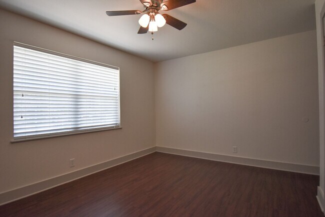Building Photo - Lease Takeover Opportunity Available! 3 Be...