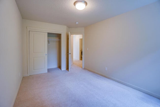 Building Photo - THREE BEDROOM HOUSE