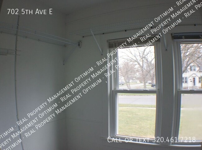 Building Photo - 702 5th Ave E