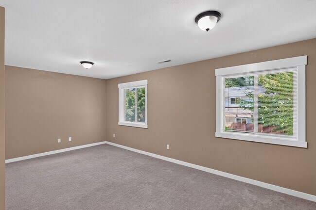 Building Photo - 687 SE Anderson Ln
