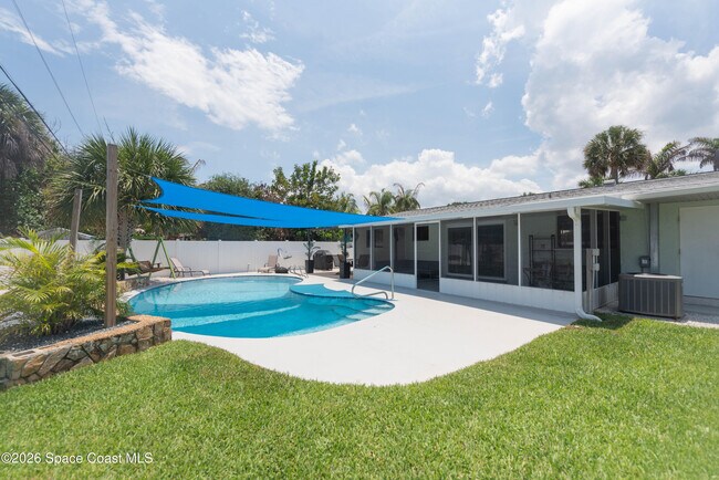 Building Photo - 347 S Lakeside Dr
