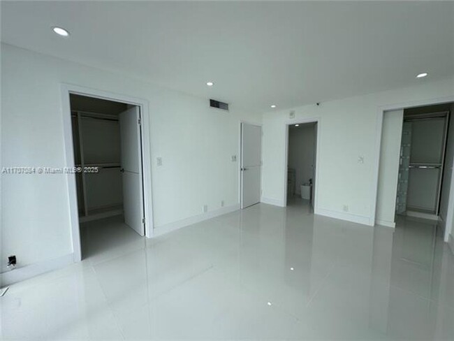 Building Photo - 7601 E Treasure Dr
