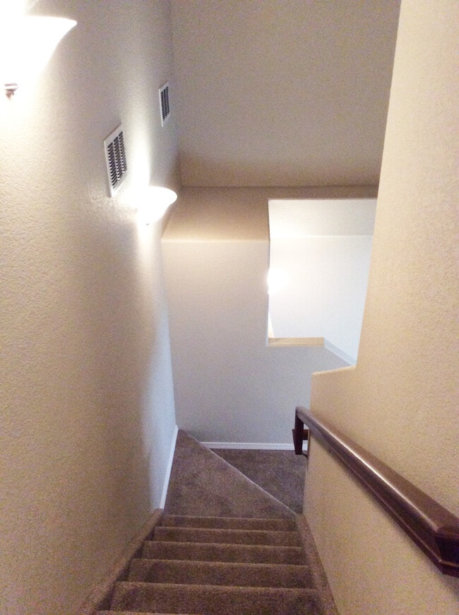 Building Photo - District 20 Townhome!!