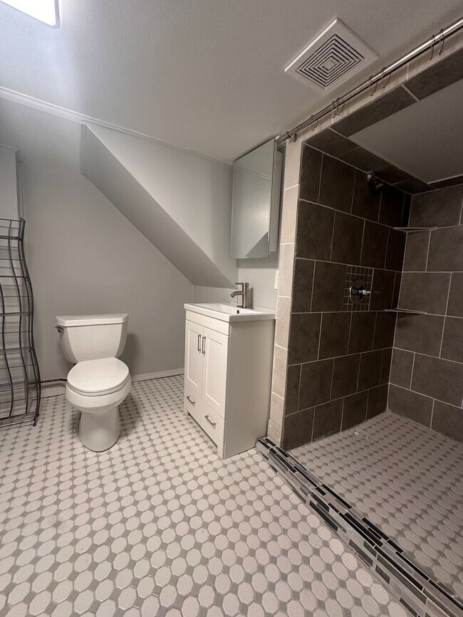 Building Photo - 257 Fernwood St