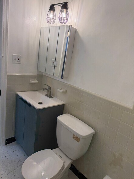 Building Photo - 1321 Bryant St NE