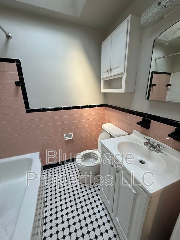 Building Photo - 319 S Church St