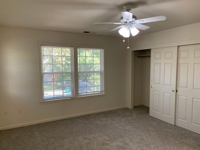 Building Photo - 4 Bedroom House with Great Floor Plan Clos...