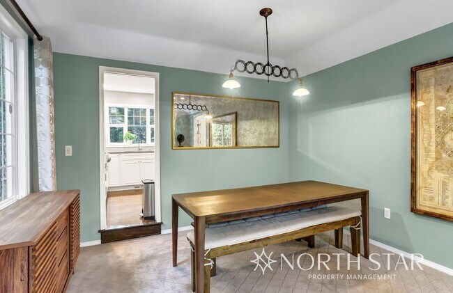Building Photo - $1000 Off First Months Rent in Lake Oswego