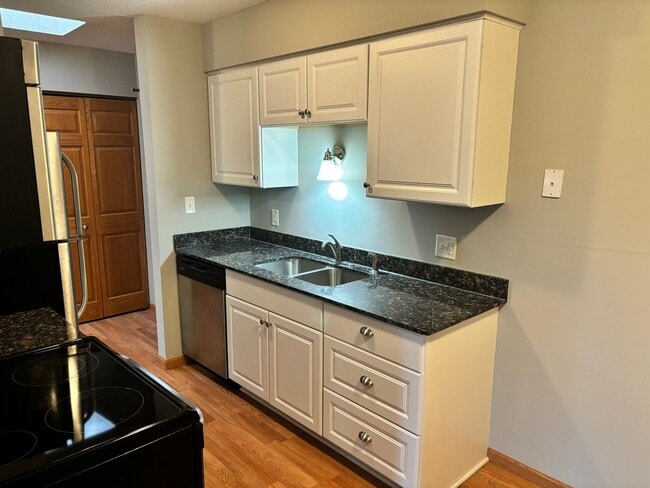 Building Photo - Completely Updated St. Louis Park Condo-Near Uptown, HWYS, Shops At West End