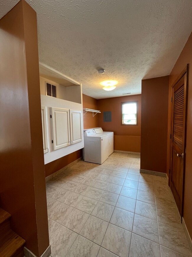 Building Photo - 2 Bedroom Townhome - Close to ISU Campus & Heartland