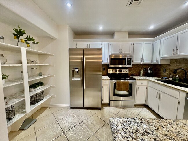 Building Photo - Beautiful Fully Furnished 2 bedroom 2 bath condo for rent!