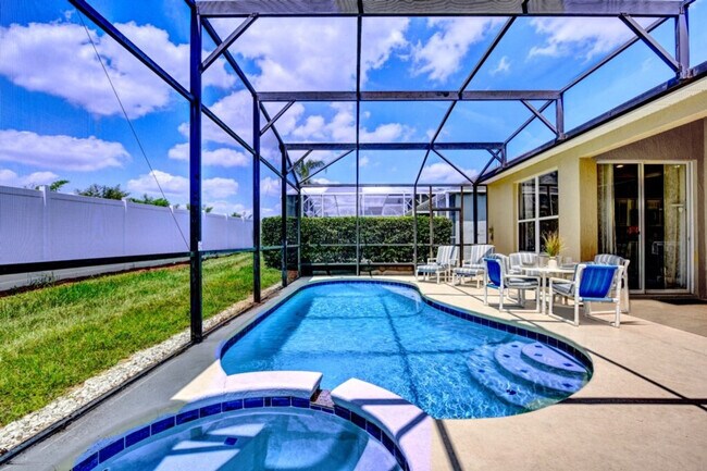 Building Photo - 8022 King Palm Cir