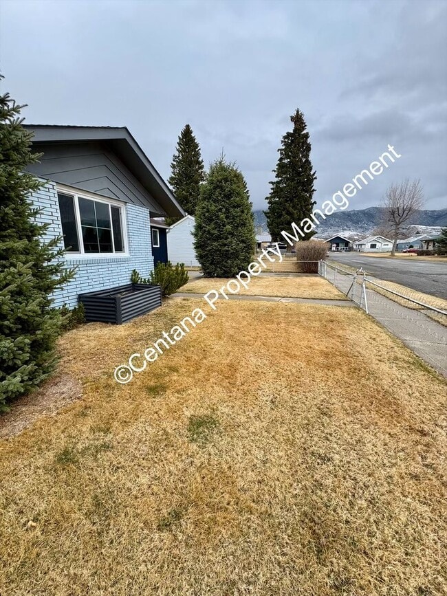 Building Photo - 2 Bedroom one Bath with large Yard located on the flats.