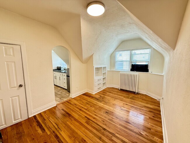 Building Photo - Unique Top floor Studio Apartment in Eclectic Capitol Hill House! Available Now!