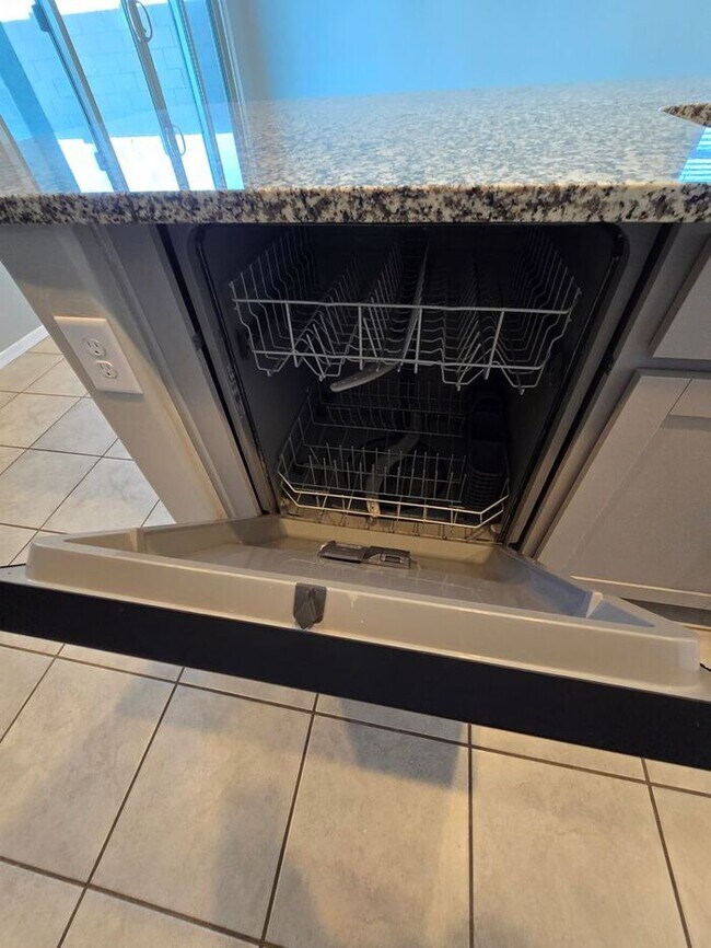 Building Photo - 3 Bedroom/ 2 Bath Red Rock Oasis